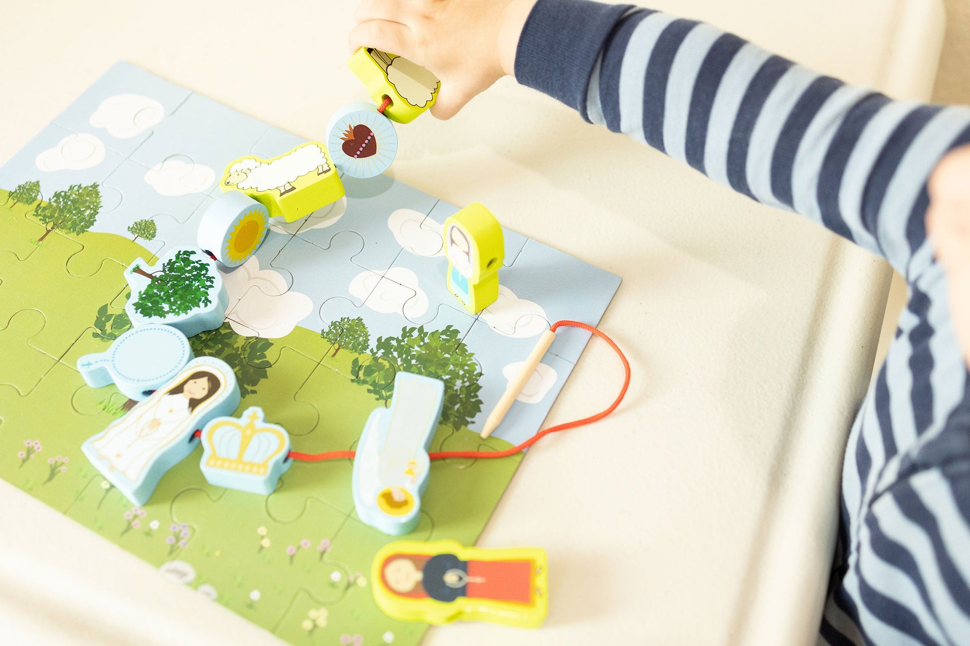 Fatima Lacing Set: Religious Wooden Toy Puzzle for Children - Our Lady of Fatima themed, fine motor skills toy. #PuzzlePlanet